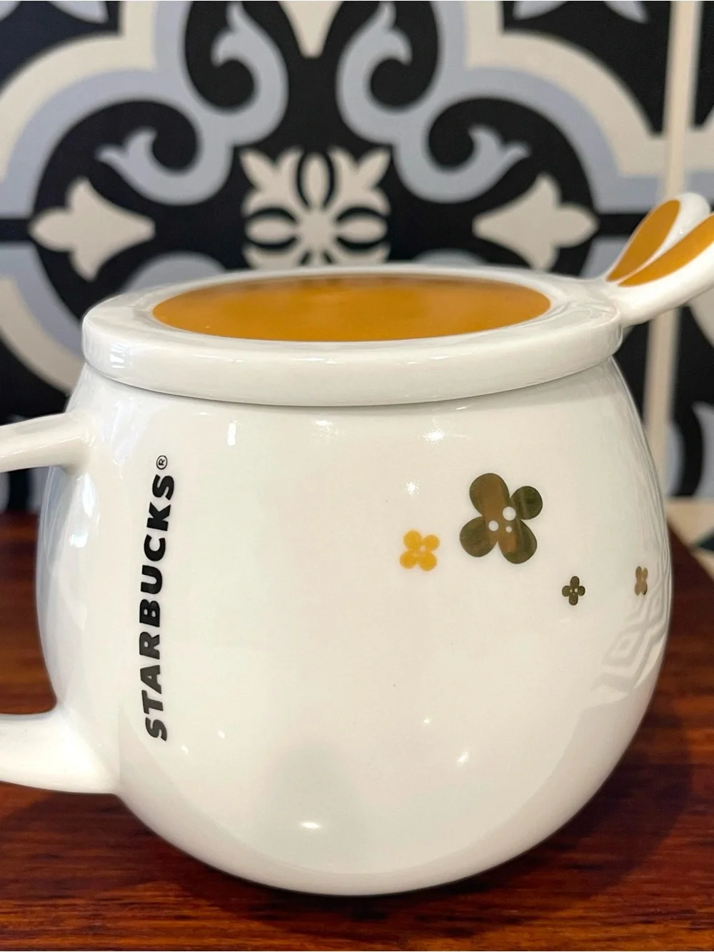 STARBUCKS 2015 Round Lidded BUNNY RABBIT Tea Ceramic Cup 12oz White Gold RAR